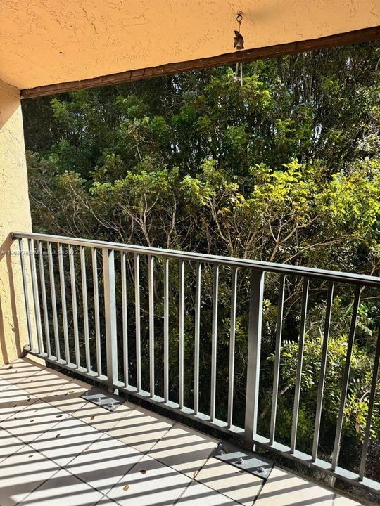 Active With Contract: $2,175 (2 beds, 2 baths, 906 Square Feet)