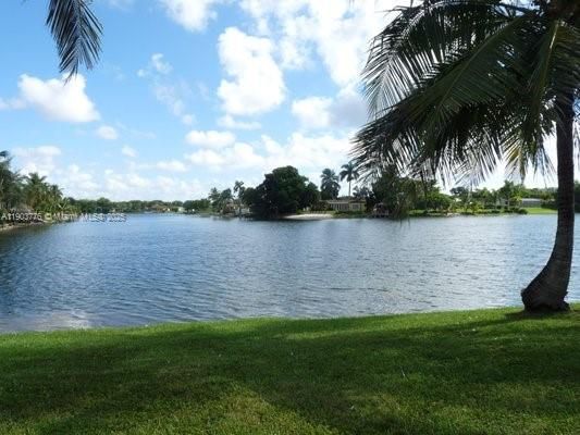 Active With Contract: $2,175 (2 beds, 2 baths, 906 Square Feet)