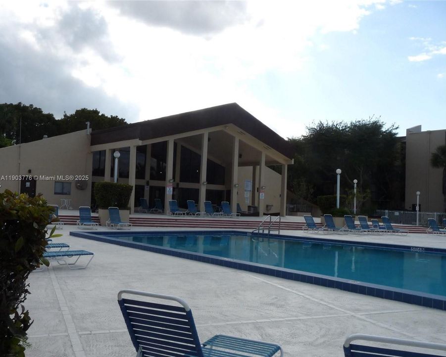 Active With Contract: $2,175 (2 beds, 2 baths, 906 Square Feet)