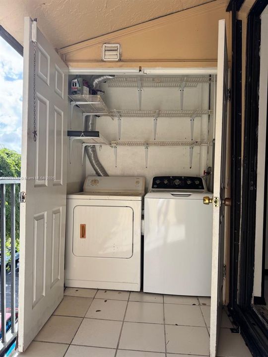 Active With Contract: $2,175 (2 beds, 2 baths, 906 Square Feet)