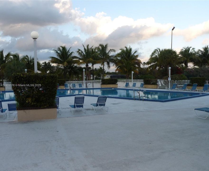 Active With Contract: $2,175 (2 beds, 2 baths, 906 Square Feet)