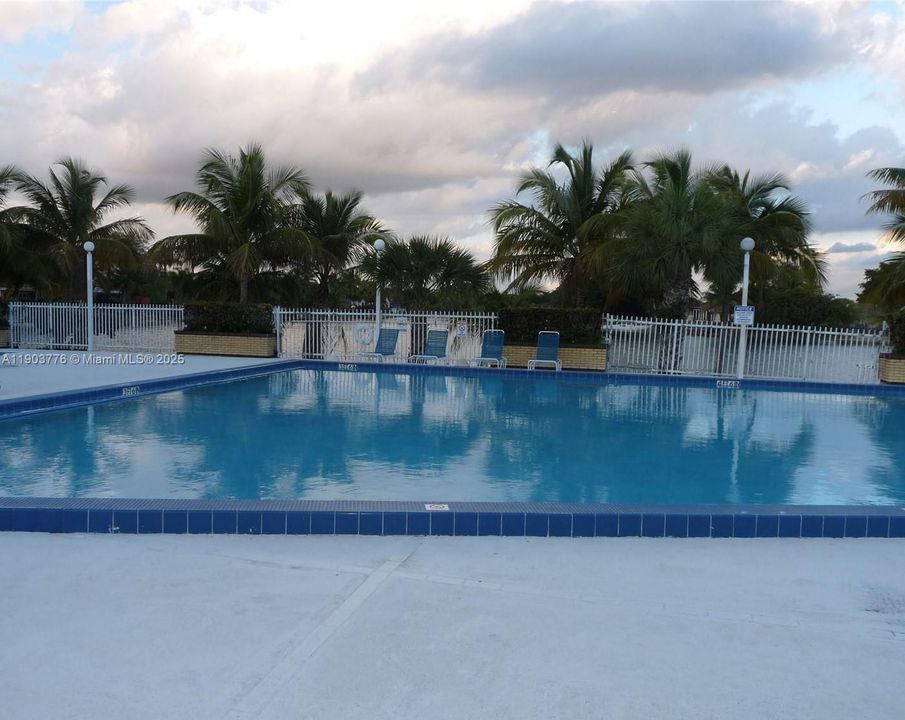 Active With Contract: $2,175 (2 beds, 2 baths, 906 Square Feet)