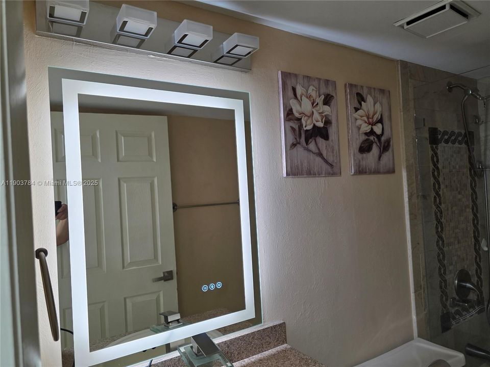 Recently Rented: $2,100 (2 beds, 2 baths, 1000 Square Feet)