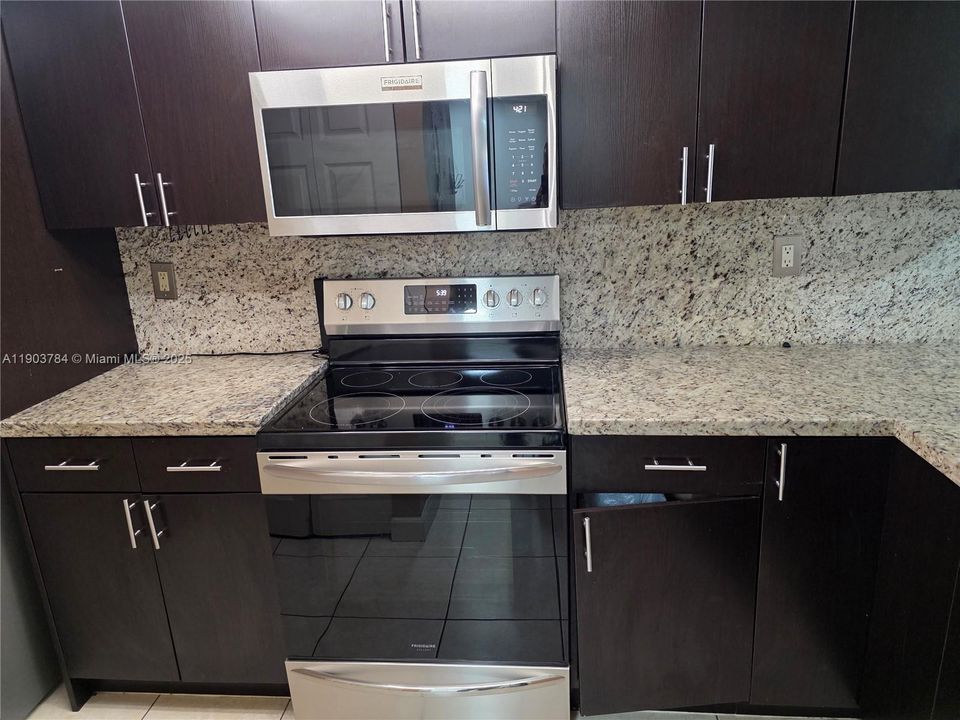 Recently Rented: $2,100 (2 beds, 2 baths, 1000 Square Feet)