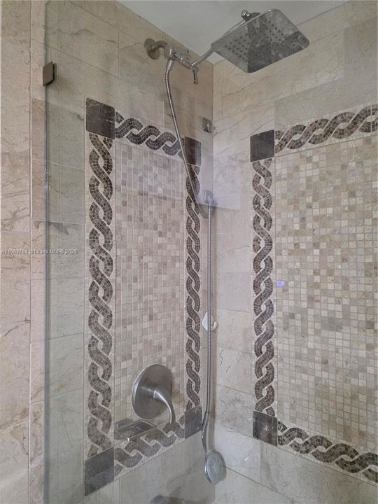 Recently Rented: $2,100 (2 beds, 2 baths, 1000 Square Feet)