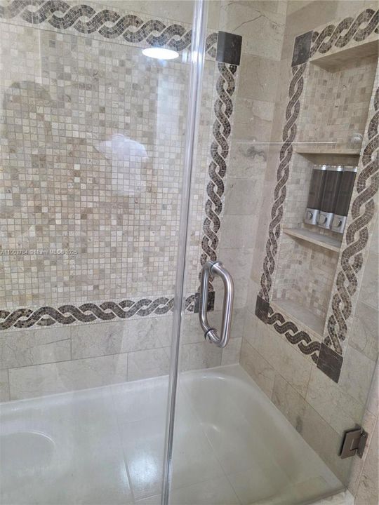 Recently Rented: $2,100 (2 beds, 2 baths, 1000 Square Feet)