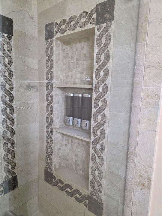 Recently Rented: $2,100 (2 beds, 2 baths, 1000 Square Feet)