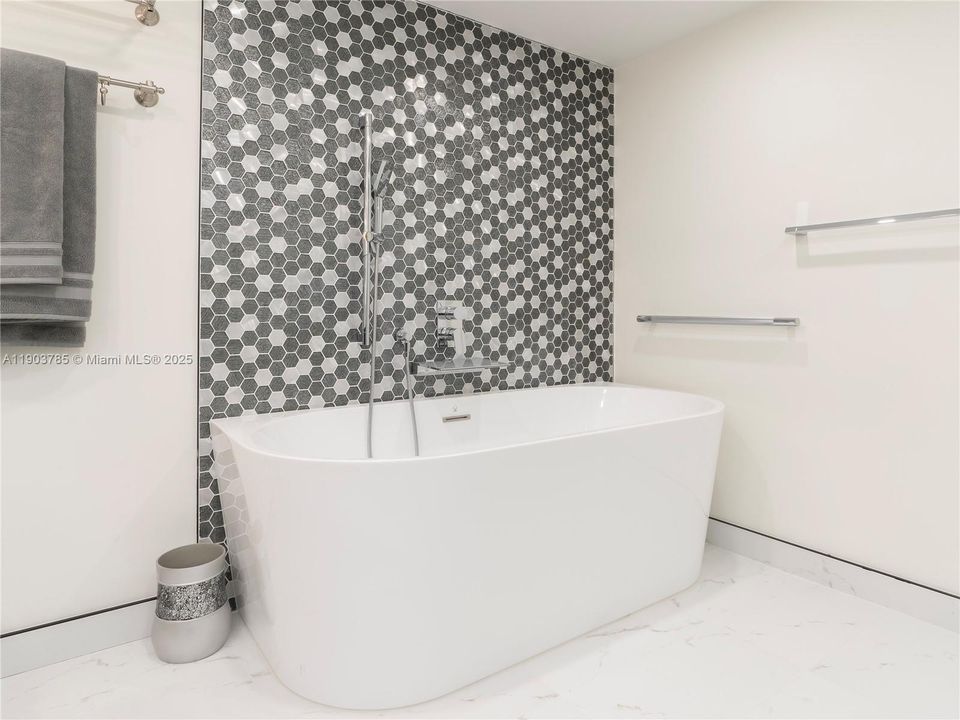 For Rent: $6,300 (2 beds, 2 baths, 1901 Square Feet)