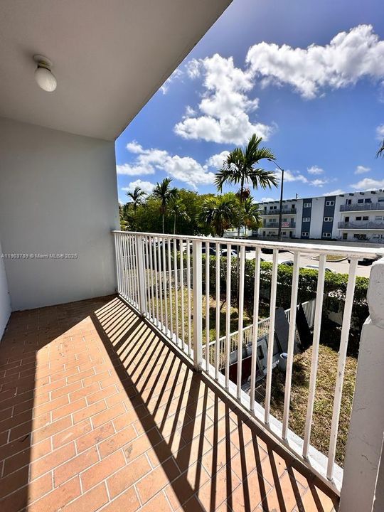 For Rent: $1,750 (2 beds, 1 baths, 848 Square Feet)