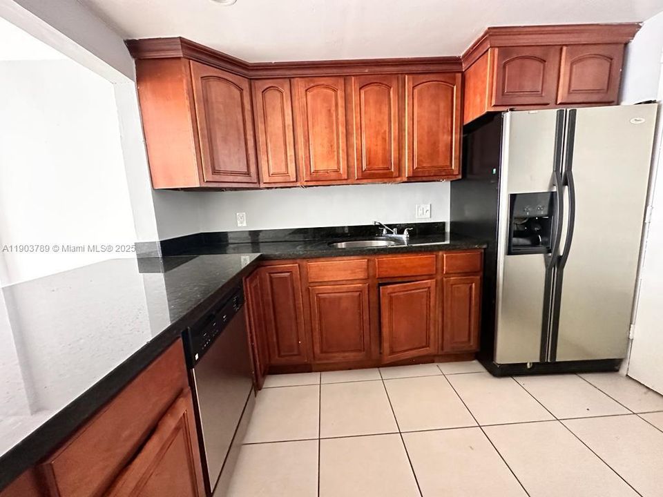 For Rent: $1,750 (2 beds, 1 baths, 848 Square Feet)