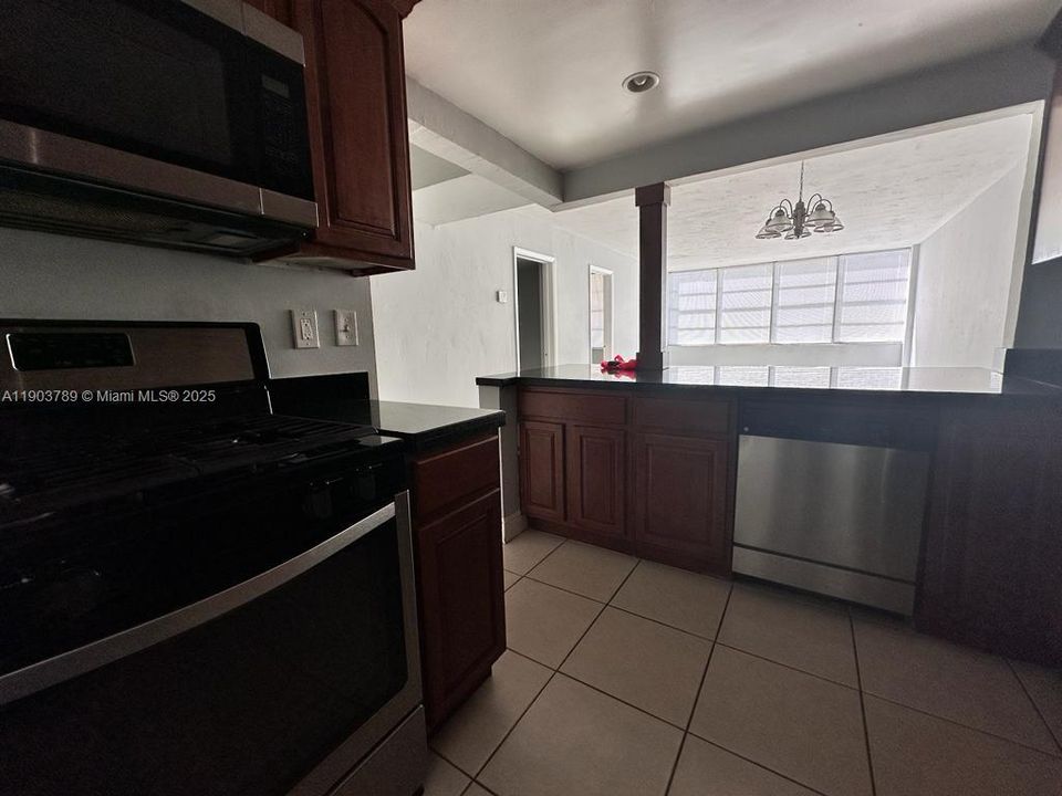 For Rent: $1,750 (2 beds, 1 baths, 848 Square Feet)