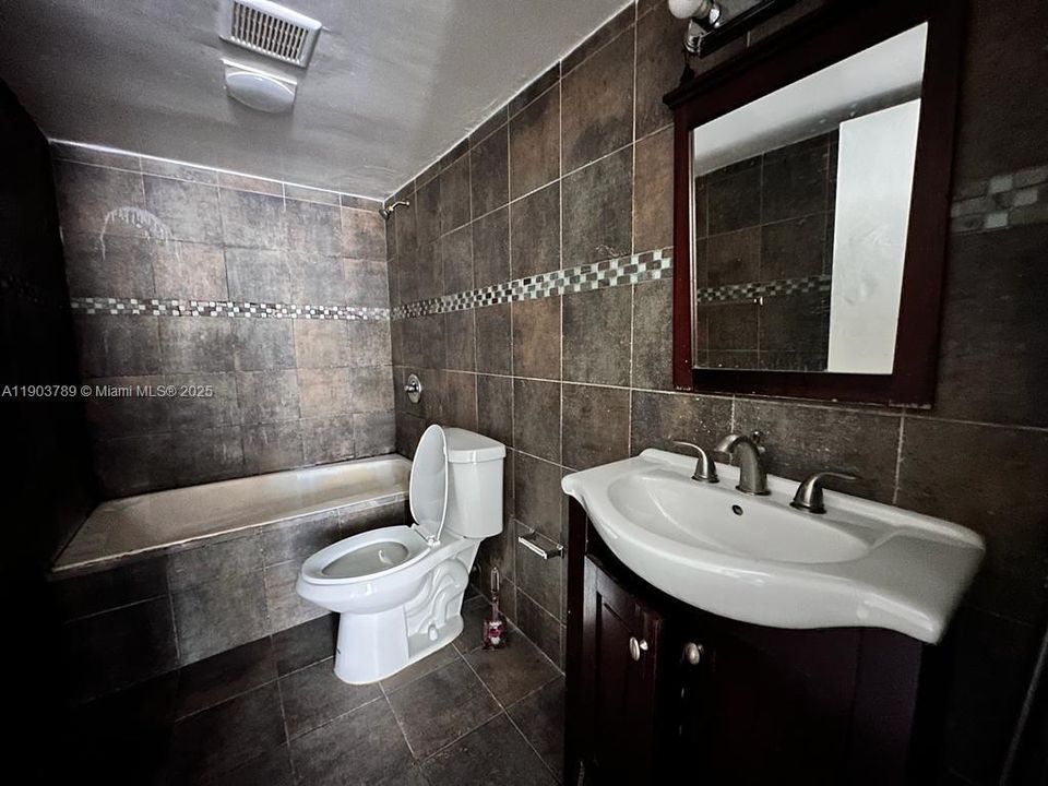 For Rent: $1,750 (2 beds, 1 baths, 848 Square Feet)