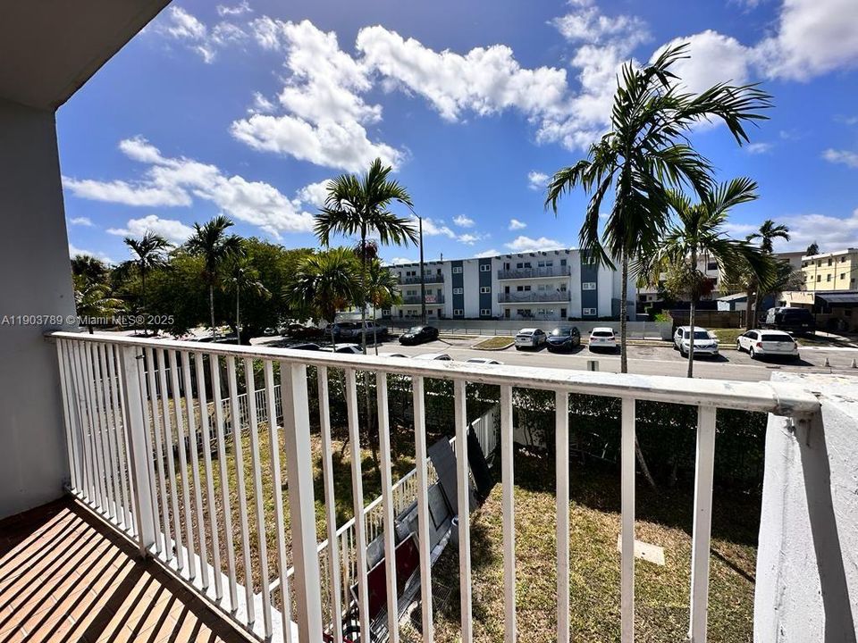 For Rent: $1,750 (2 beds, 1 baths, 848 Square Feet)