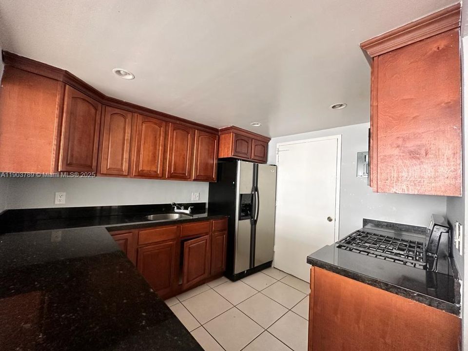 For Rent: $1,750 (2 beds, 1 baths, 848 Square Feet)