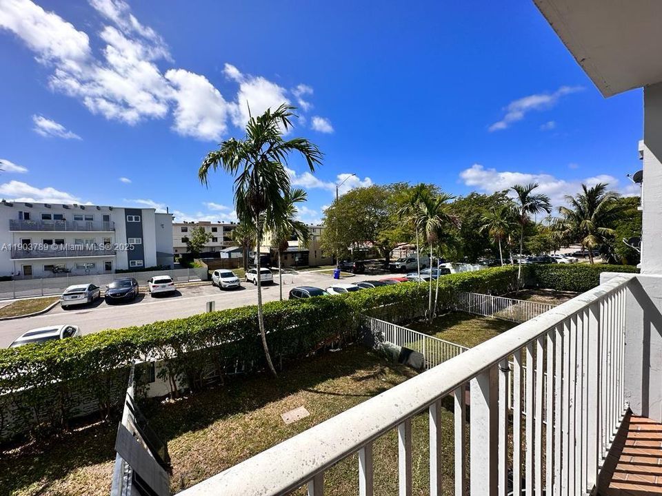 For Rent: $1,750 (2 beds, 1 baths, 848 Square Feet)