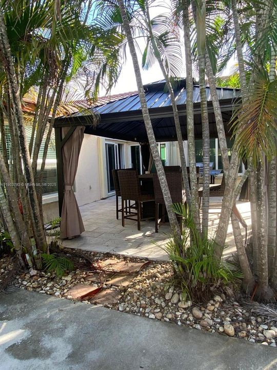 出租: $3,500 (3 贝兹, 2 浴室, 1619 平方英尺)