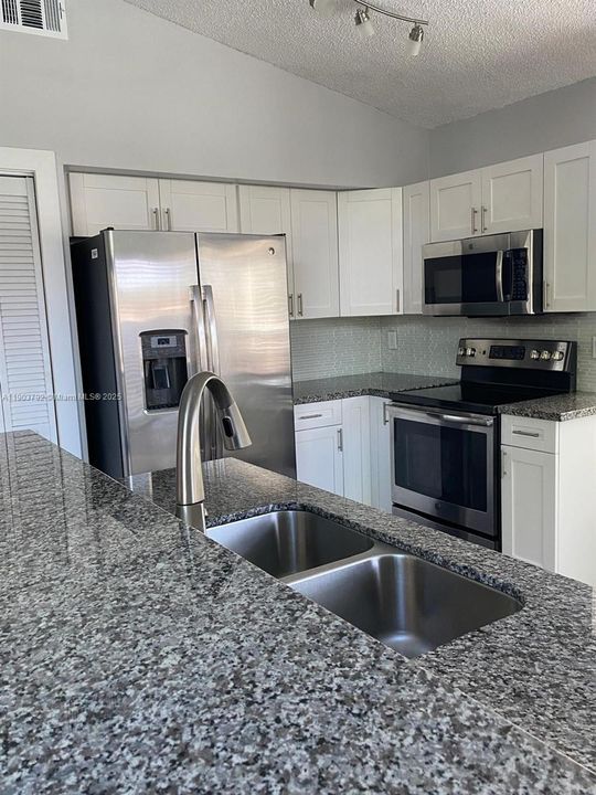 出租: $3,500 (3 贝兹, 2 浴室, 1619 平方英尺)