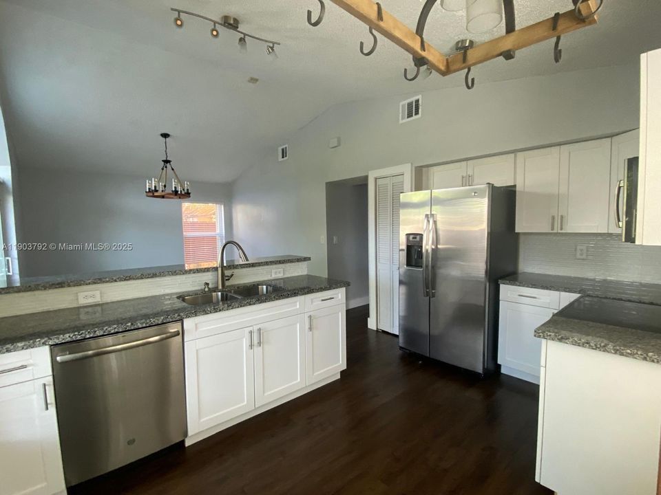 出租: $3,500 (3 贝兹, 2 浴室, 1619 平方英尺)