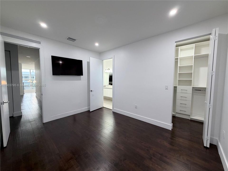 For Sale: $1,400,000 (4 beds, 4 baths, 3030 Square Feet)