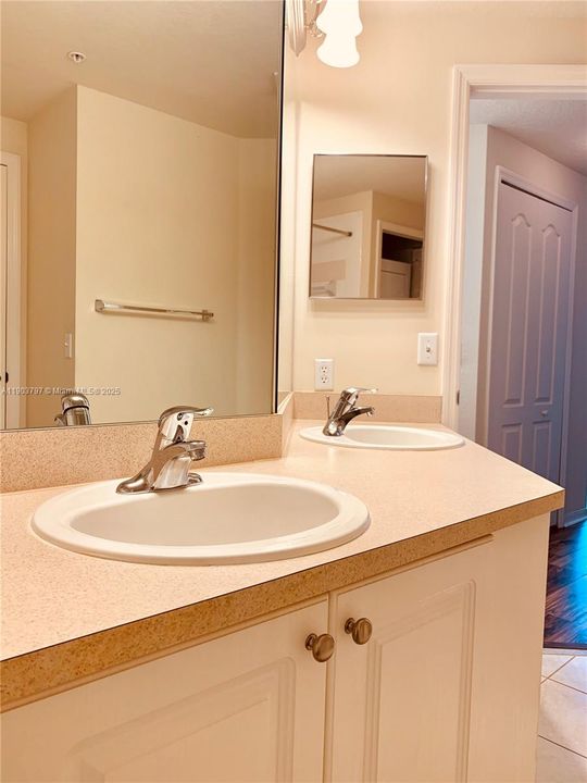 出租: $2,200 (1 贝兹, 1 浴室, 815 平方英尺)