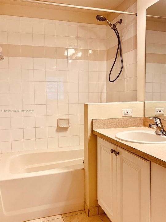 出租: $2,200 (1 贝兹, 1 浴室, 815 平方英尺)