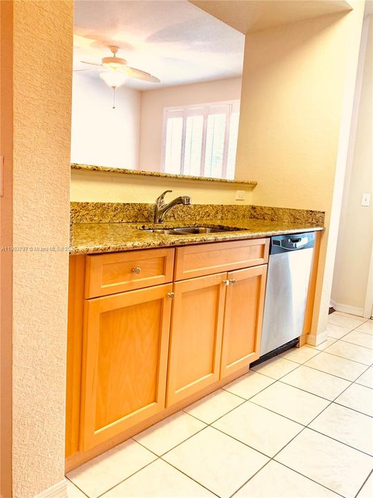 出租: $2,200 (1 贝兹, 1 浴室, 815 平方英尺)