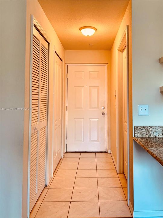 出租: $2,200 (1 贝兹, 1 浴室, 815 平方英尺)