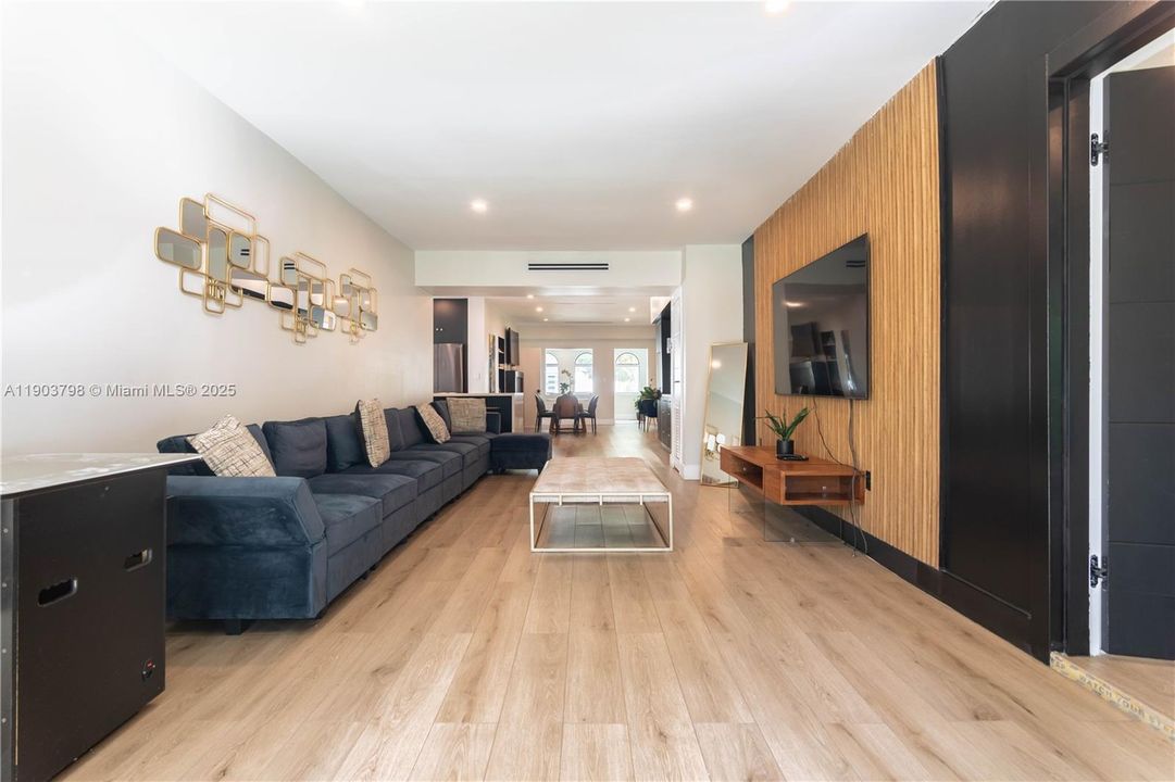 For Rent: $8,500 (5 beds, 4 baths, 1566 Square Feet)