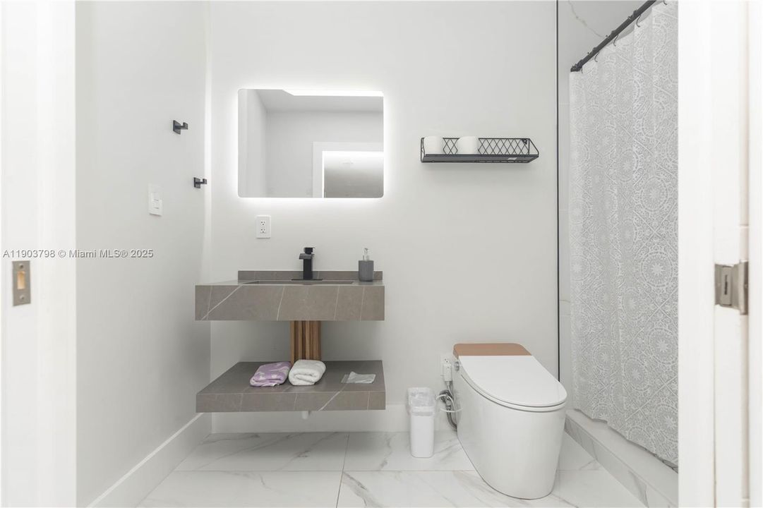 For Rent: $8,500 (5 beds, 4 baths, 1566 Square Feet)