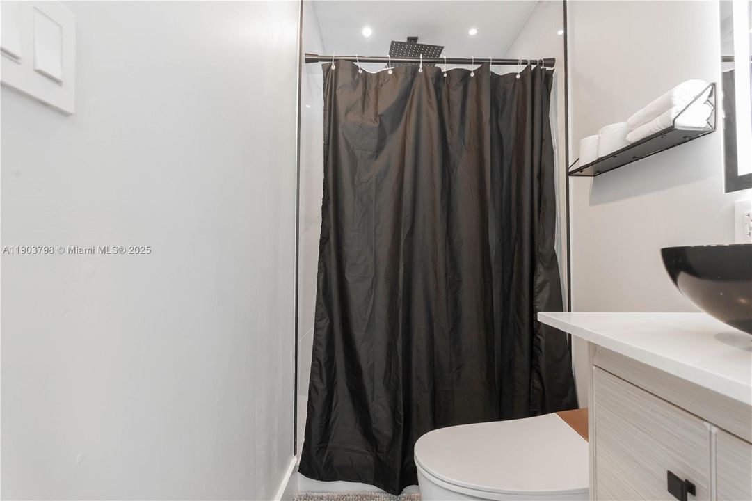 For Rent: $8,500 (5 beds, 4 baths, 1566 Square Feet)