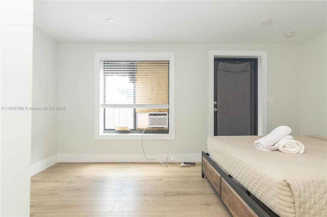 For Rent: $8,500 (5 beds, 4 baths, 1566 Square Feet)