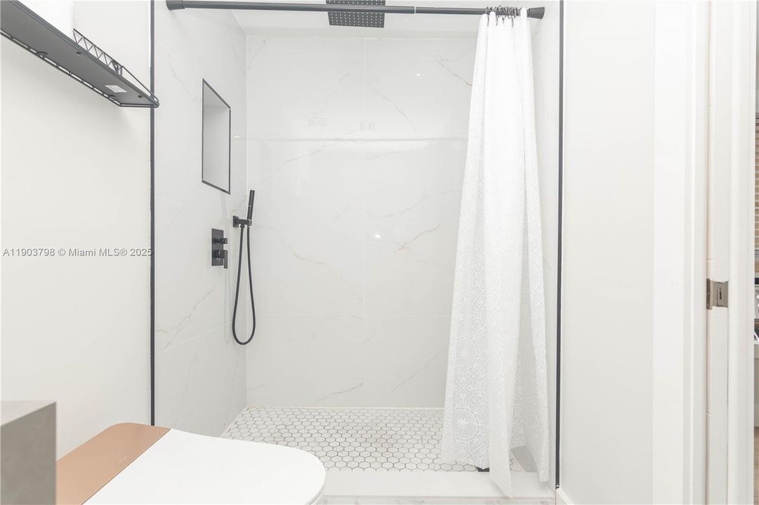 For Rent: $8,500 (5 beds, 4 baths, 1566 Square Feet)