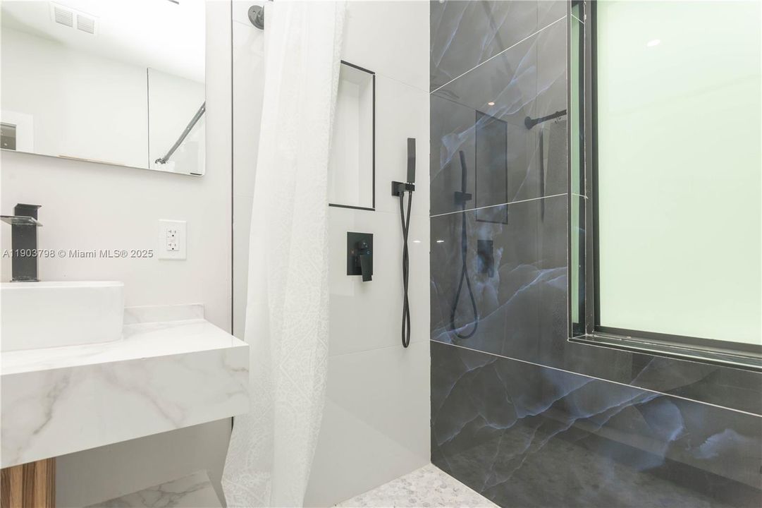 For Rent: $8,500 (5 beds, 4 baths, 1566 Square Feet)