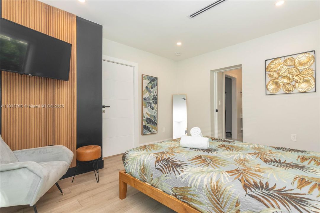 For Rent: $8,500 (5 beds, 4 baths, 1566 Square Feet)