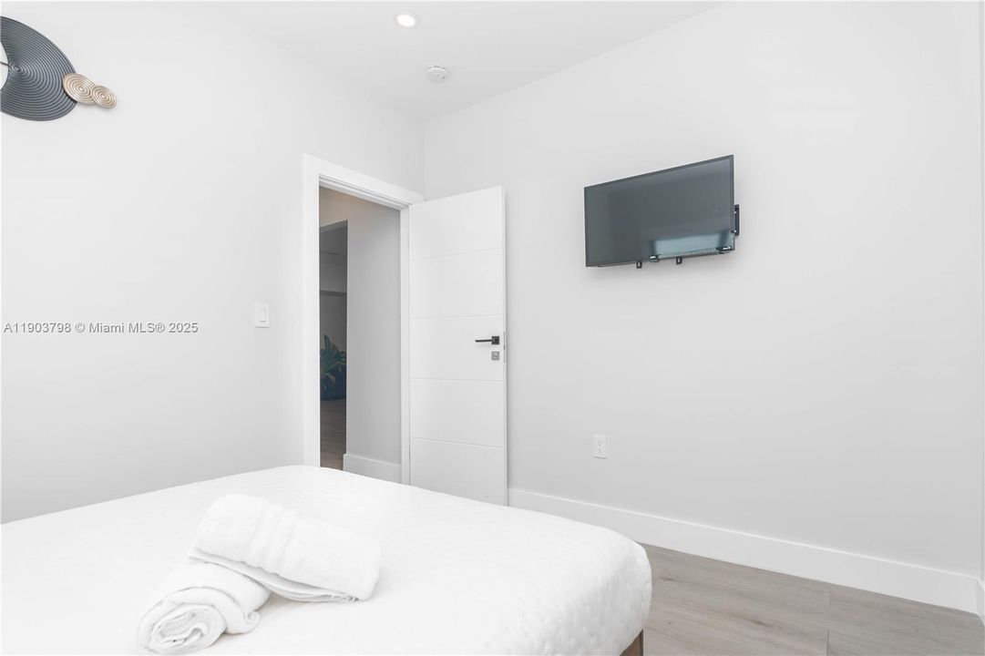 For Rent: $8,500 (5 beds, 4 baths, 1566 Square Feet)