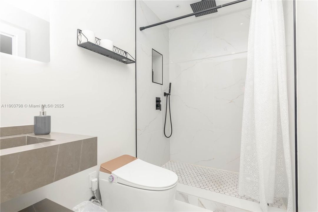 For Rent: $8,500 (5 beds, 4 baths, 1566 Square Feet)