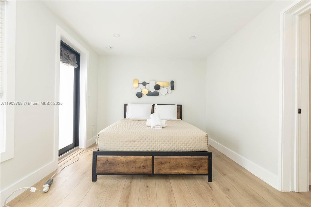 For Rent: $8,500 (5 beds, 4 baths, 1566 Square Feet)