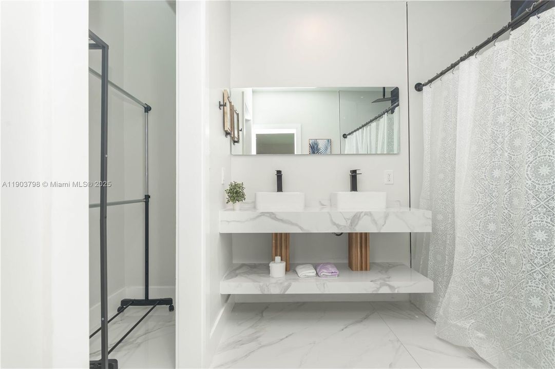 For Rent: $8,500 (5 beds, 4 baths, 1566 Square Feet)