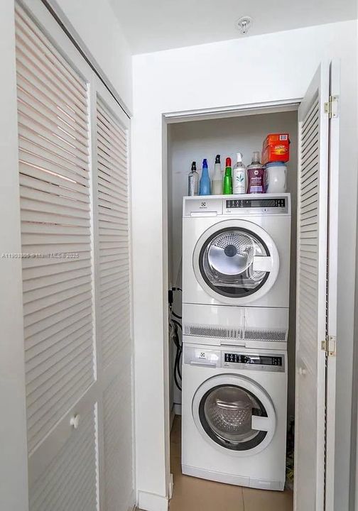 For Rent: $2,950 (1 beds, 1 baths, 760 Square Feet)