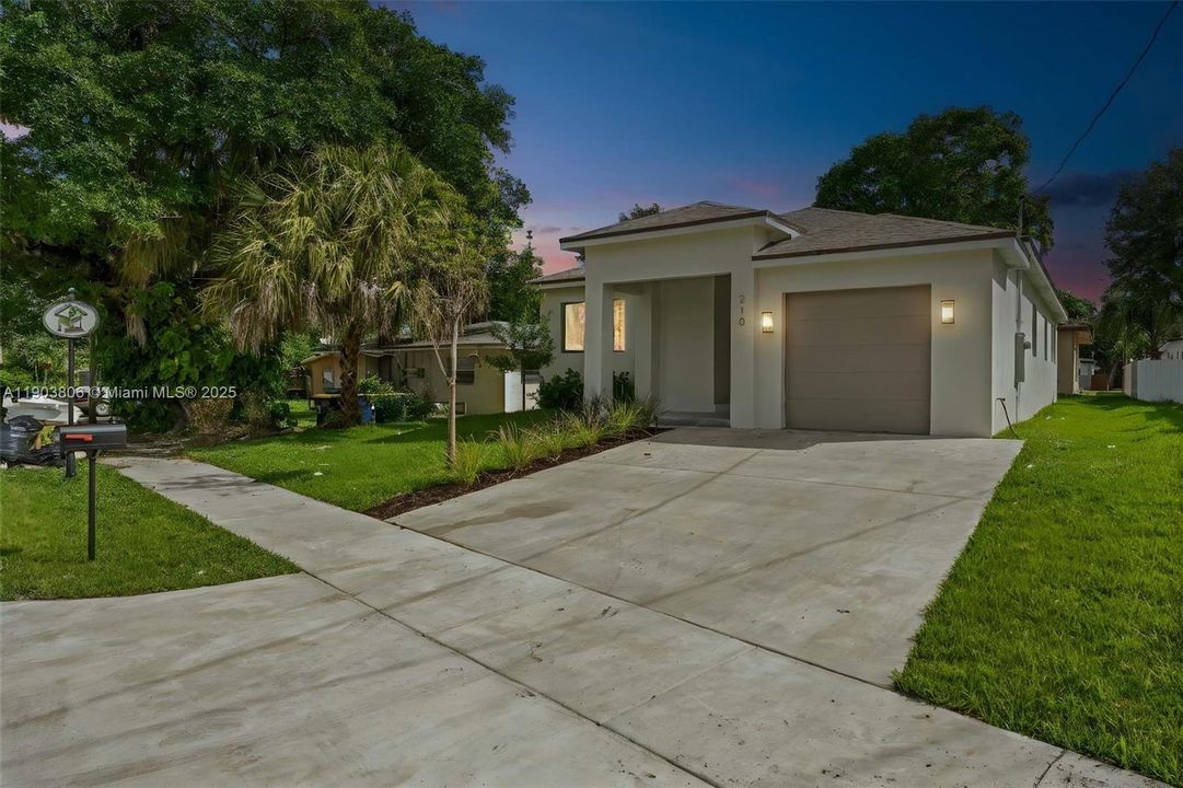 Recently Sold: $589,999 (4 beds, 3 baths, 1811 Square Feet)