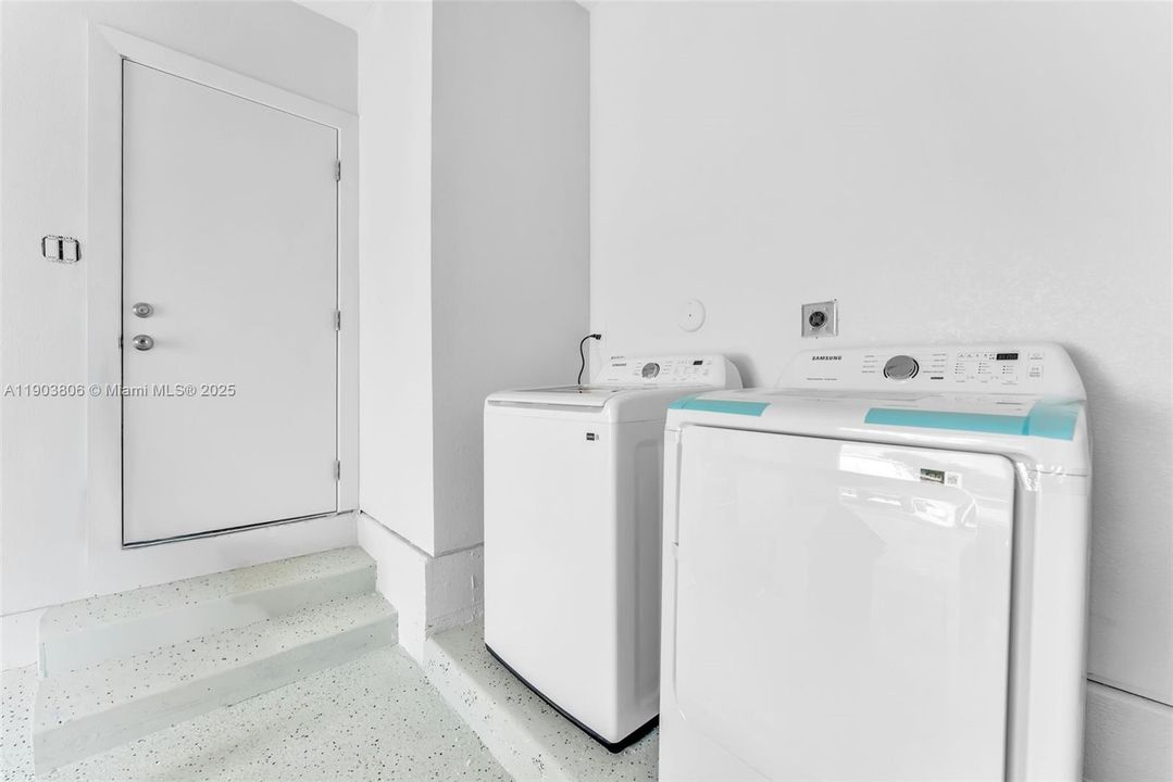 Recently Sold: $589,999 (4 beds, 3 baths, 1811 Square Feet)