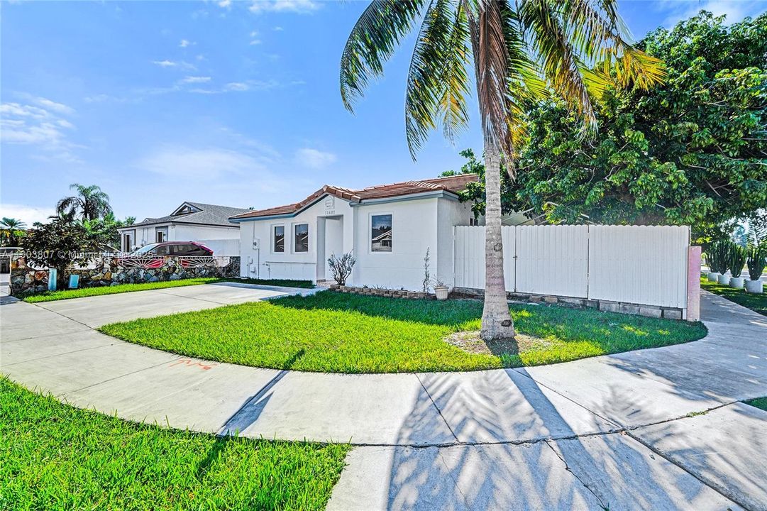 For Sale: $589,000 (3 beds, 2 baths, 1225 Square Feet)