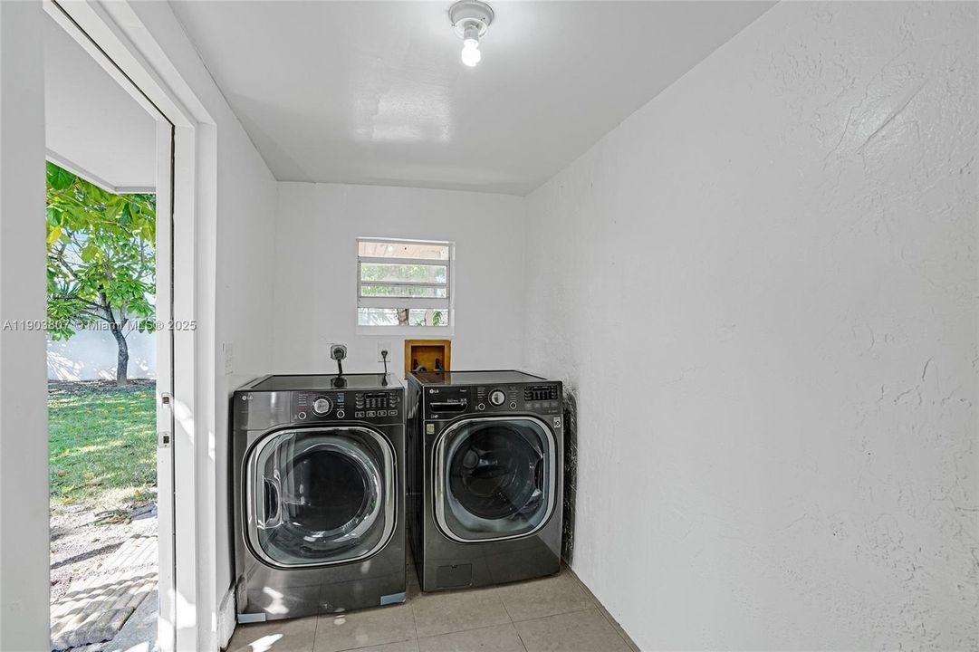 For Sale: $589,000 (3 beds, 2 baths, 1225 Square Feet)