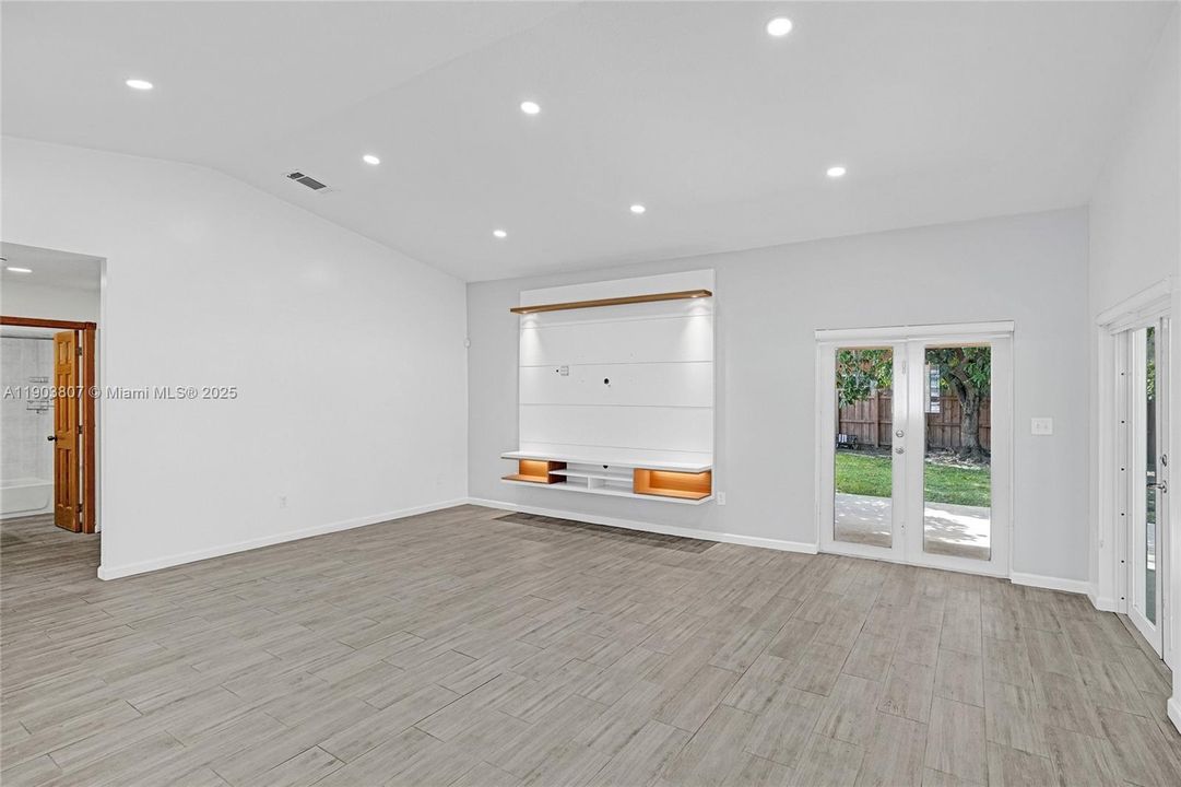 For Sale: $589,000 (3 beds, 2 baths, 1225 Square Feet)