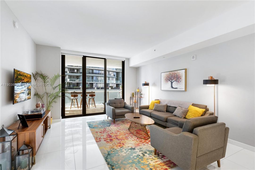 For Sale: $755,000 (2 beds, 2 baths, 1100 Square Feet)