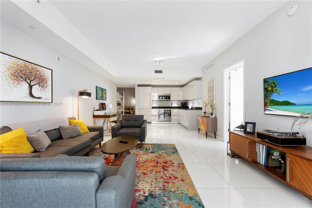 For Sale: $755,000 (2 beds, 2 baths, 1100 Square Feet)