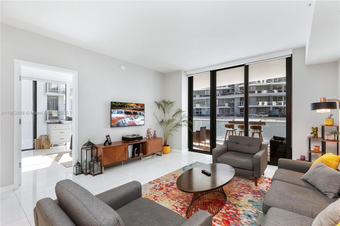 For Sale: $755,000 (2 beds, 2 baths, 1100 Square Feet)