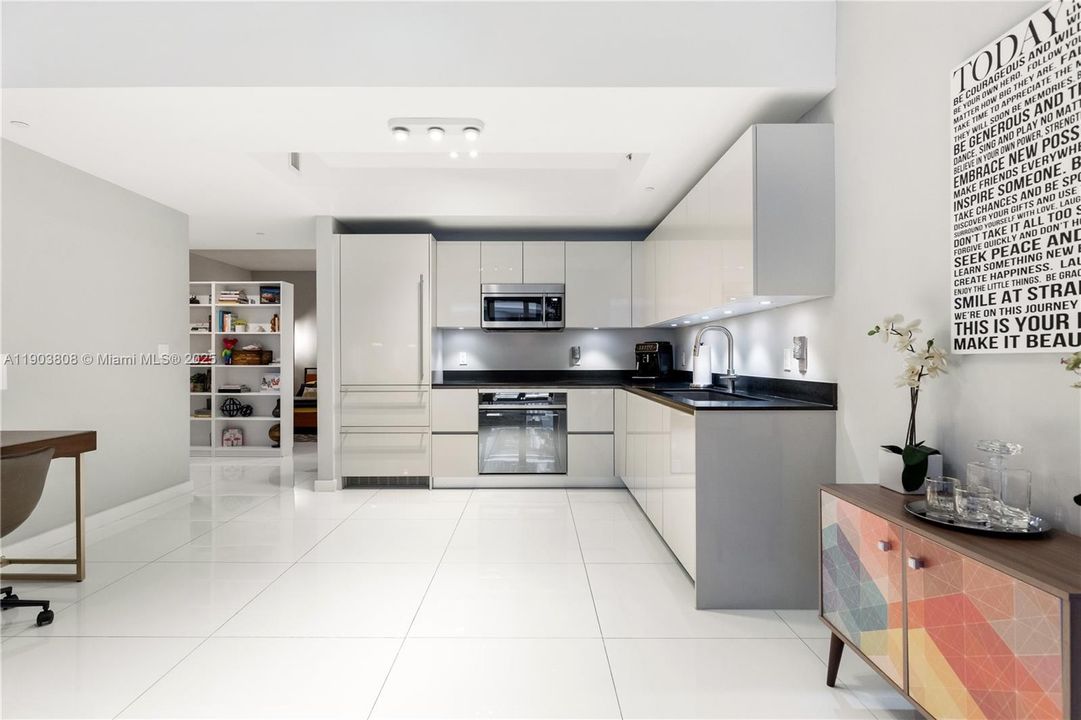 For Sale: $755,000 (2 beds, 2 baths, 1100 Square Feet)