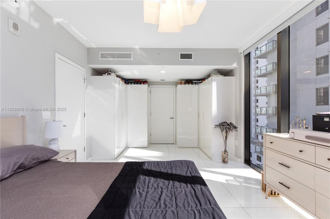 For Sale: $755,000 (2 beds, 2 baths, 1100 Square Feet)