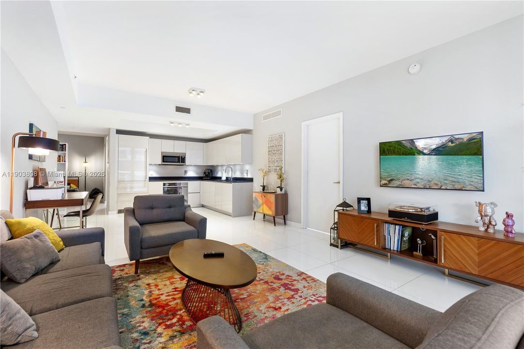 For Sale: $755,000 (2 beds, 2 baths, 1100 Square Feet)